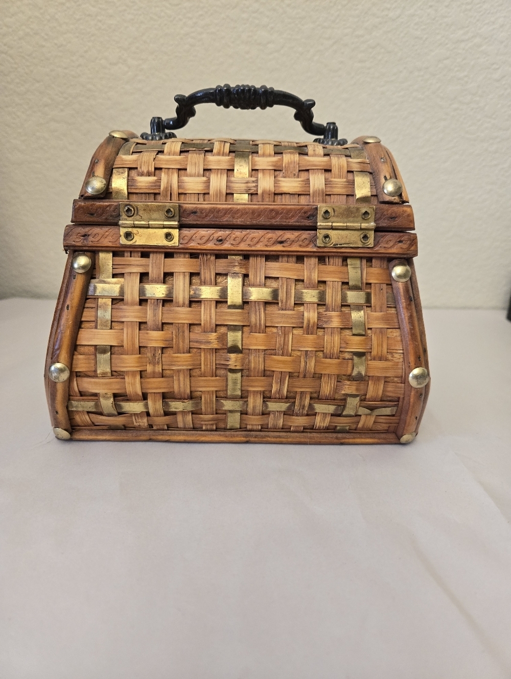Three Hands Corp Vintage Keepsake Box Wooven Bamboo Brass Accent Latch Front - Picture 3 of 12